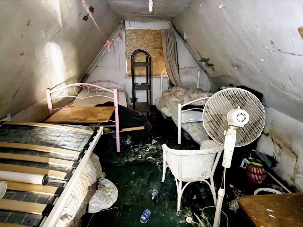 Lot: 58 - PERIOD FREEHOLD RESTAURANT AND UPPER PARTS FOR TOTAL REFURBISHMENT - Second floor bedroom 3